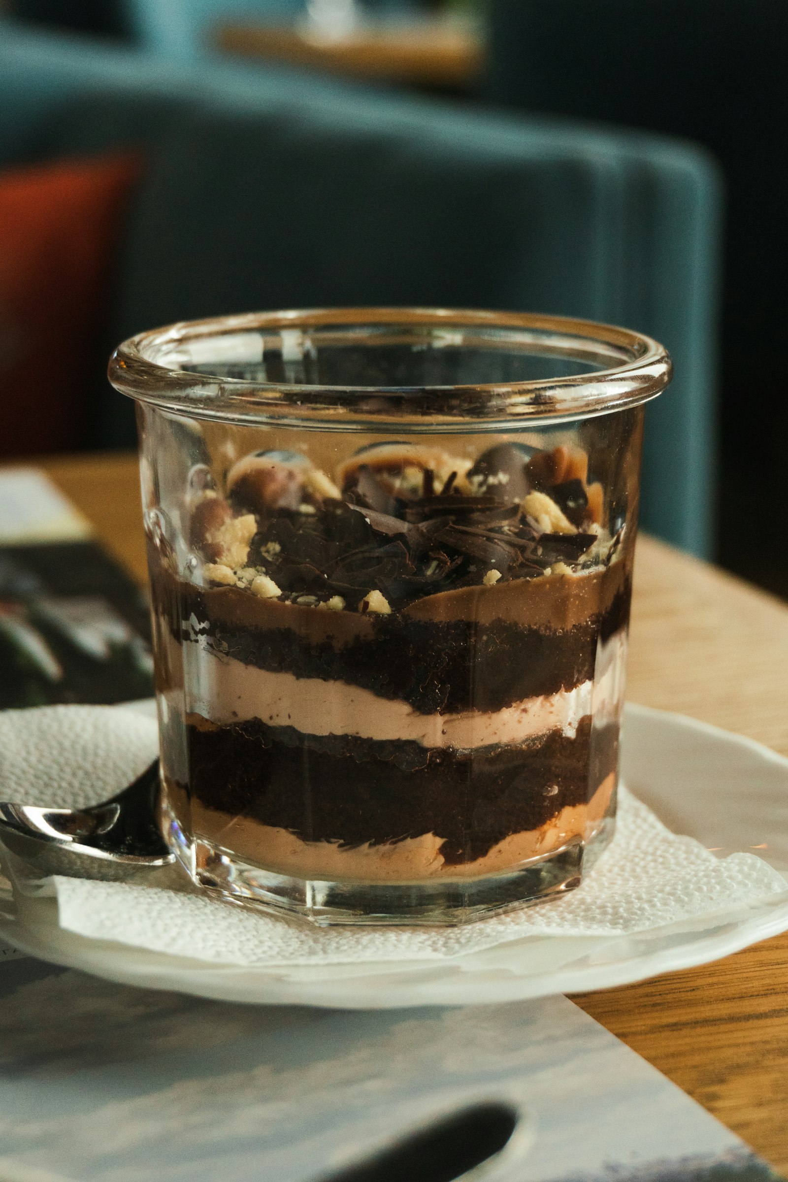 Postre moderno en vaso con crema y frutas