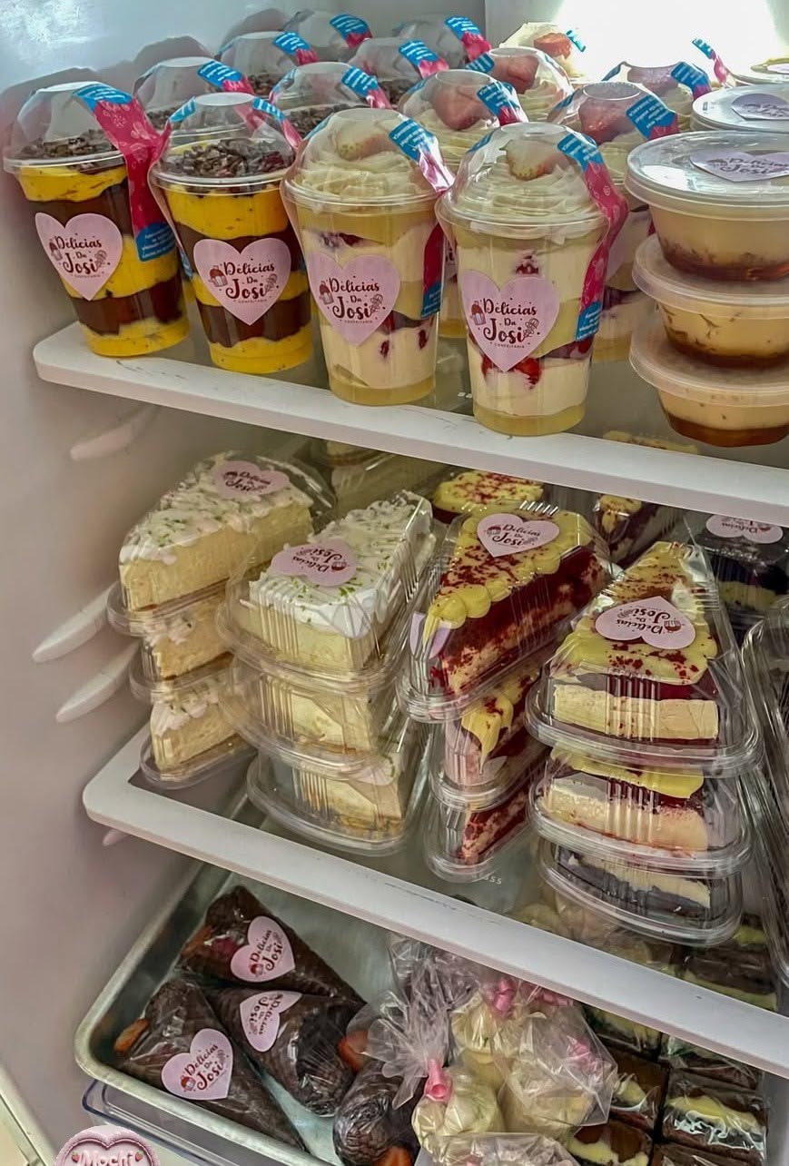 Caja con postres en vaso listos para vender